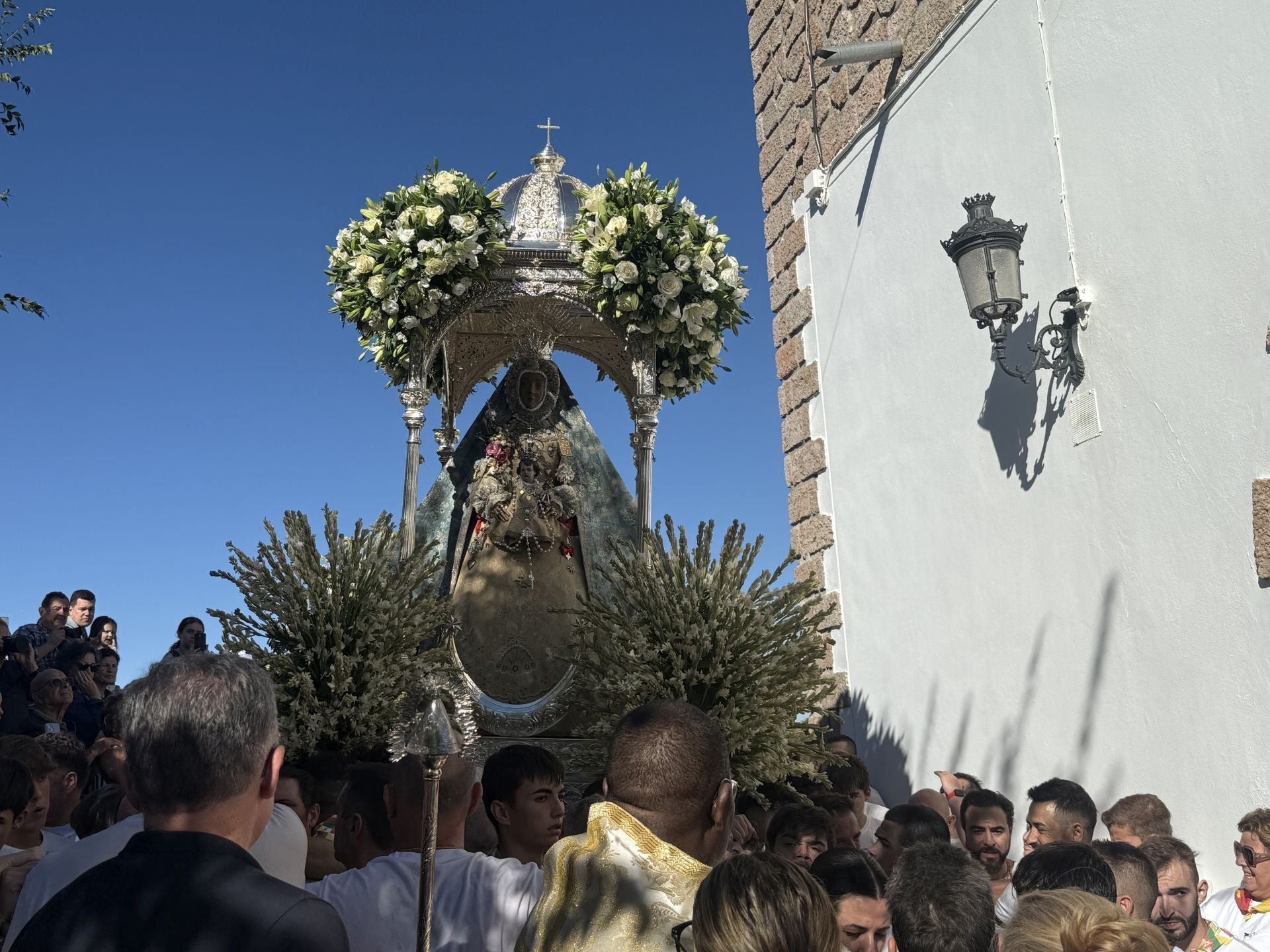 En imágenes, el devocional regreso de la Virgen de la Sierra de Cabra a su santuario
