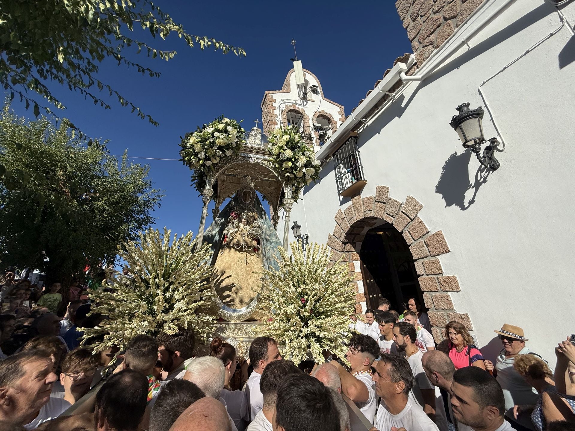 En imágenes, el devocional regreso de la Virgen de la Sierra de Cabra a su santuario