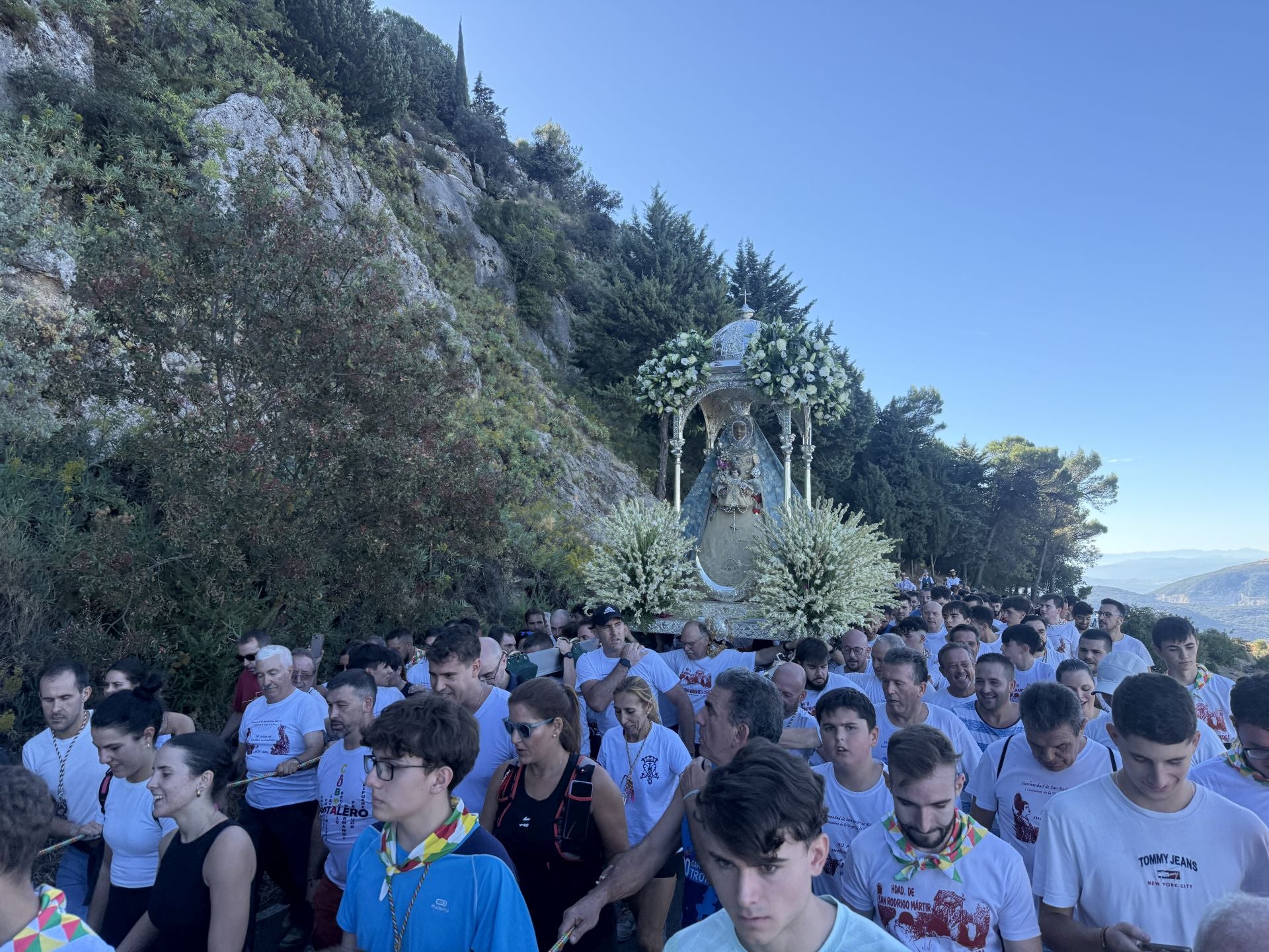 En imágenes, el devocional regreso de la Virgen de la Sierra de Cabra a su santuario