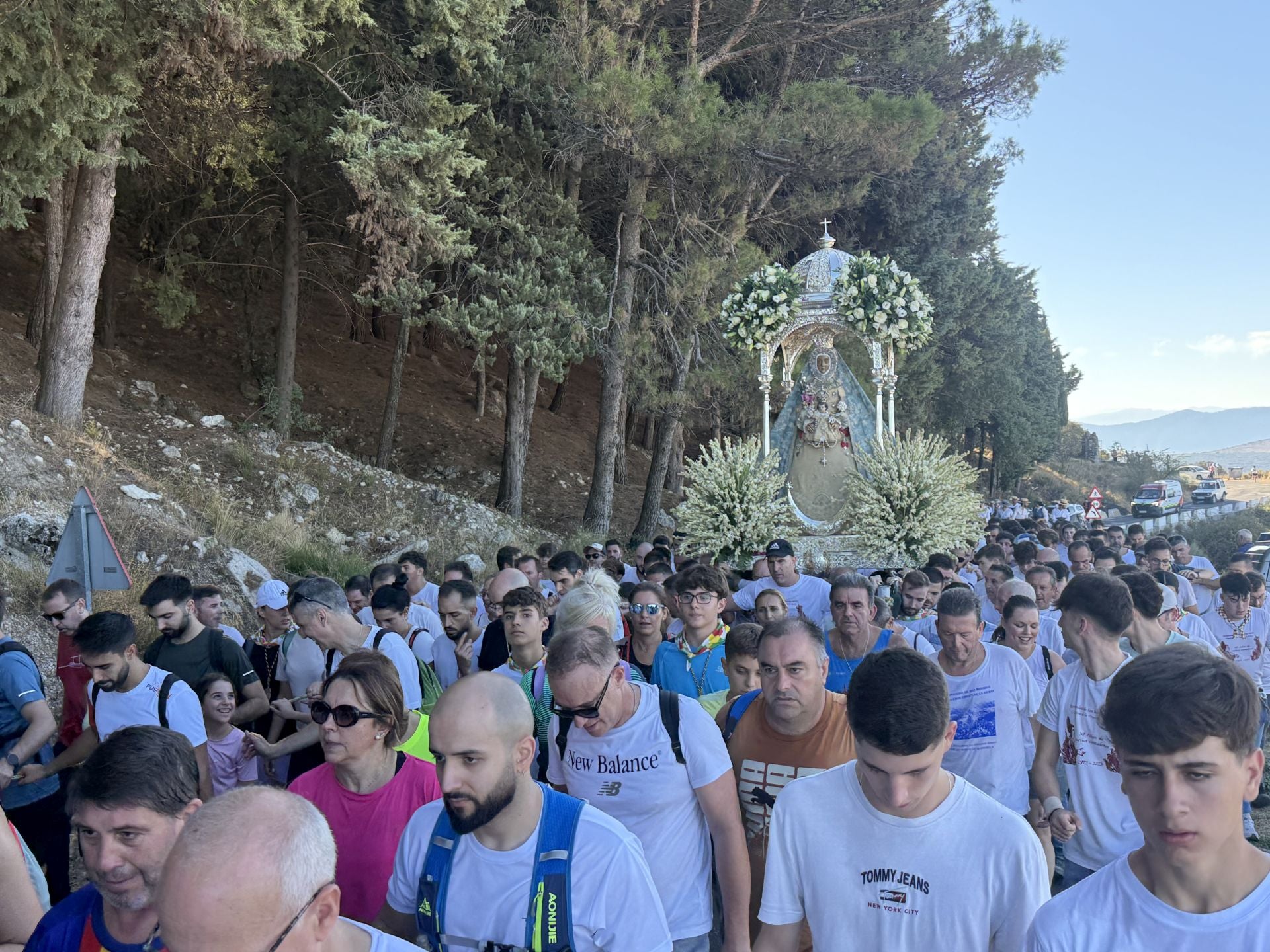 En imágenes, el devocional regreso de la Virgen de la Sierra de Cabra a su santuario