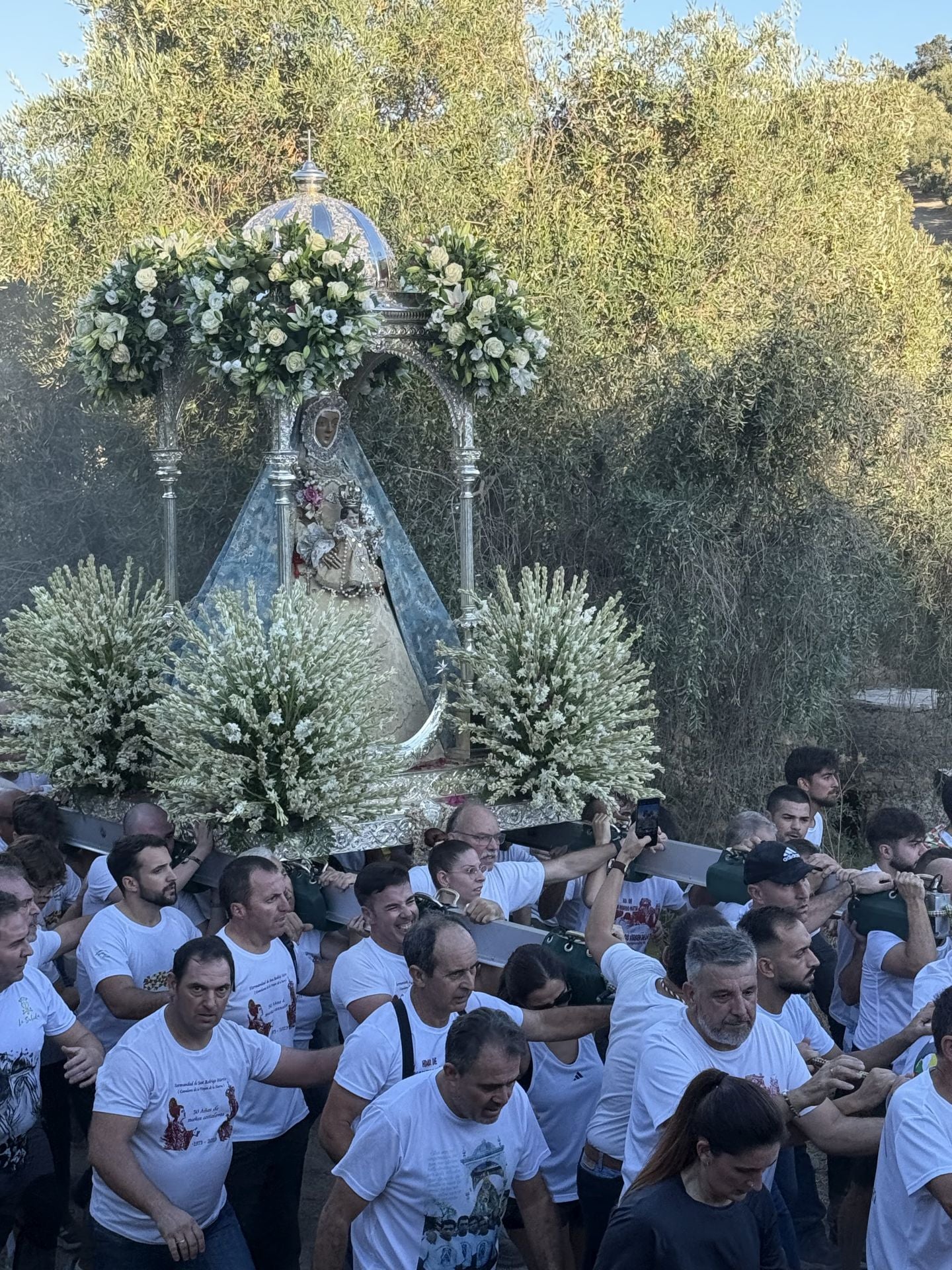 En imágenes, el devocional regreso de la Virgen de la Sierra de Cabra a su santuario
