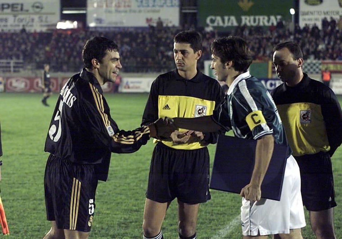 El Real Madrid, que venía como campeón de Europa en el año 2000, perdió 2-1