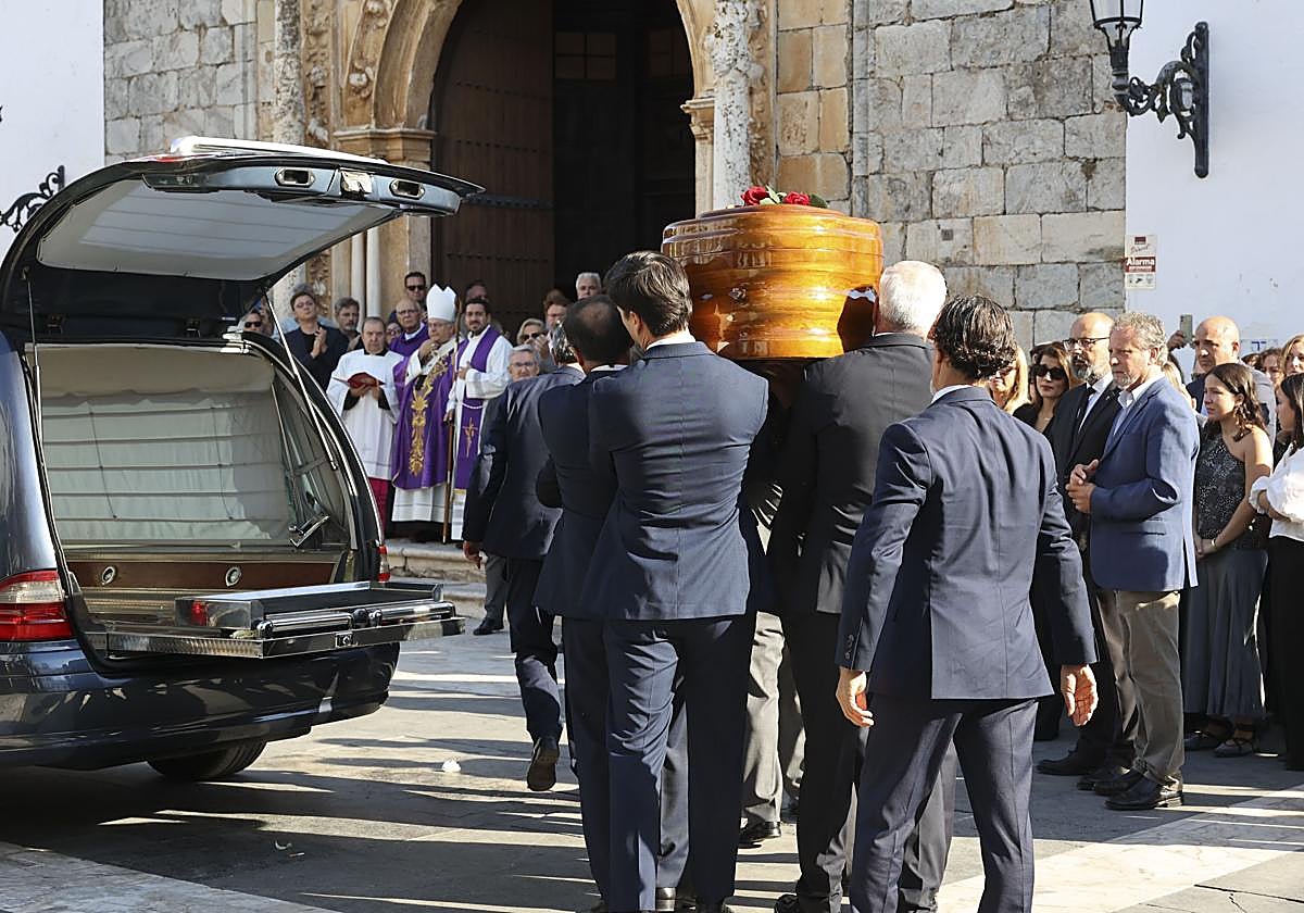 La familia de Guillermo Fernández Vara transporta su ataúd antes de la misa funeral en Olivenza