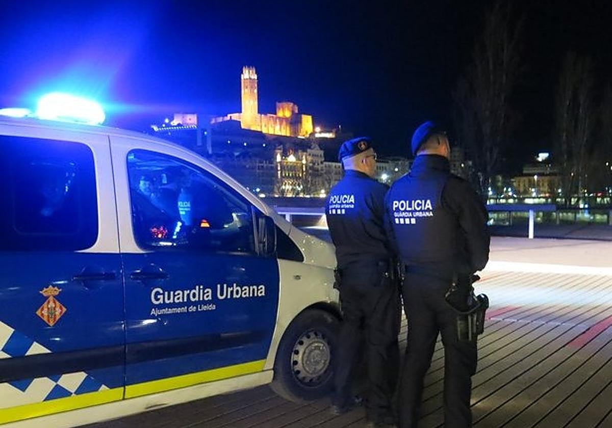 Dos agentes de la Guardia Urbana de Lleida.