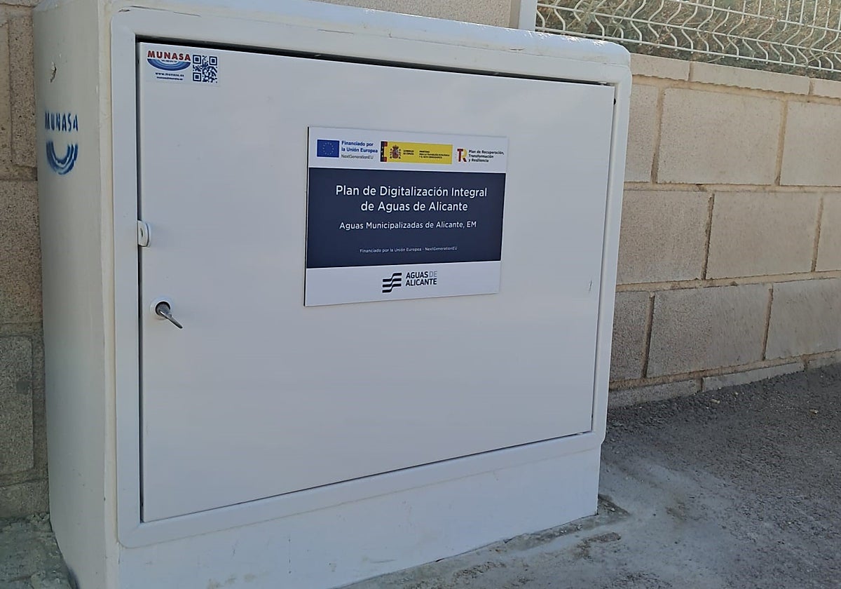 Un cartel del 'Plan de Digitalización Integral de Aguas de Alicante' en instalaciones de la red de suministro
