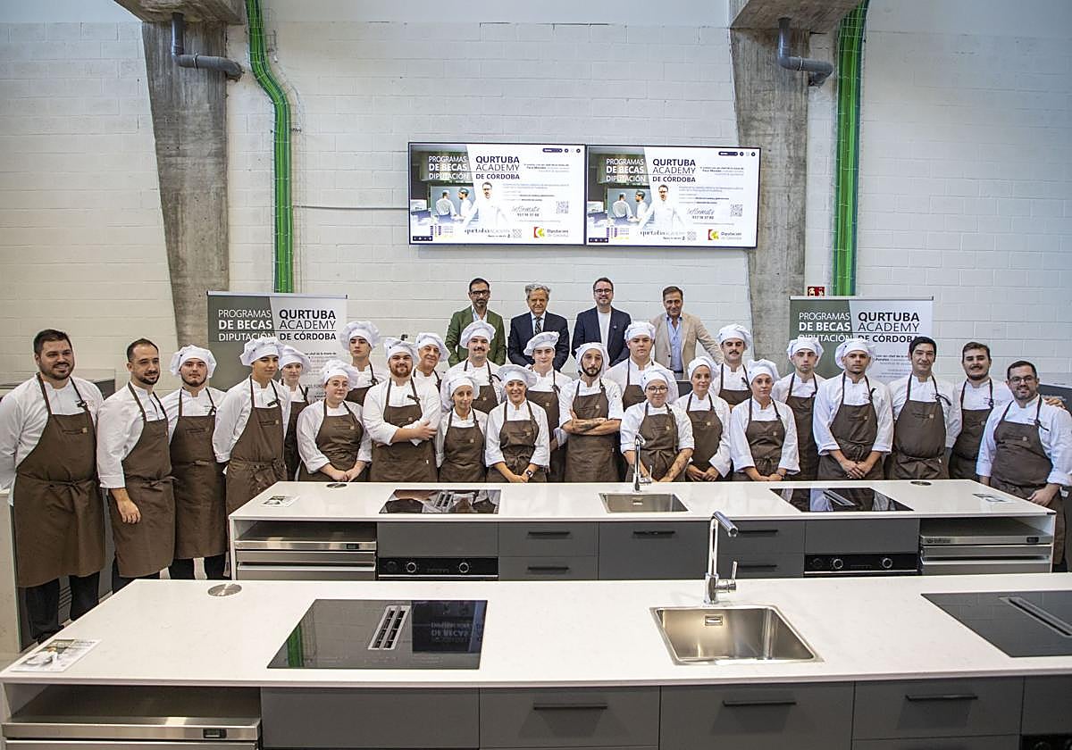 Los alumnos becados junto a Paco Morales, Fuentes, Franco y Romero