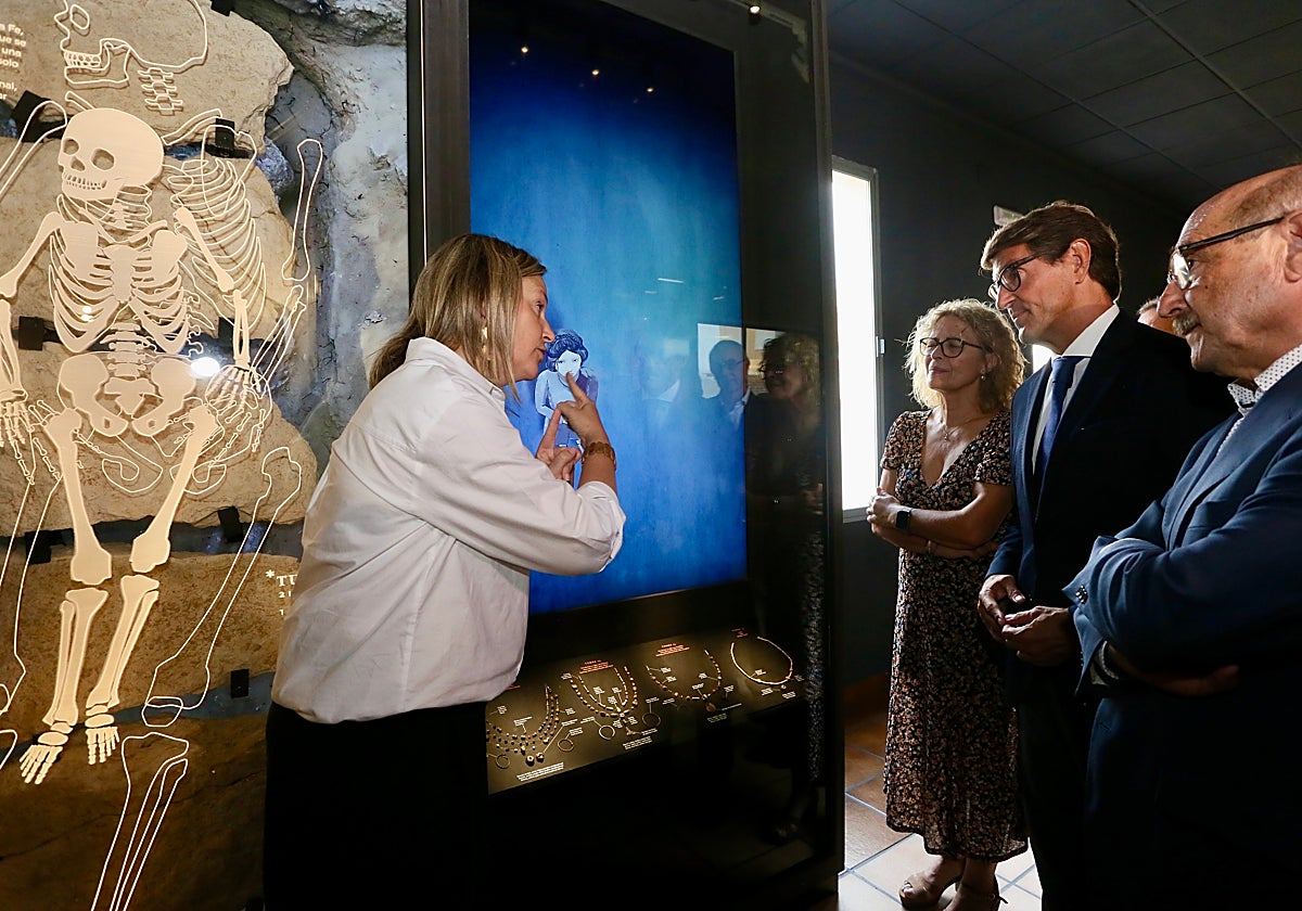 Visita institucional a la nueva exposición en el MARQ