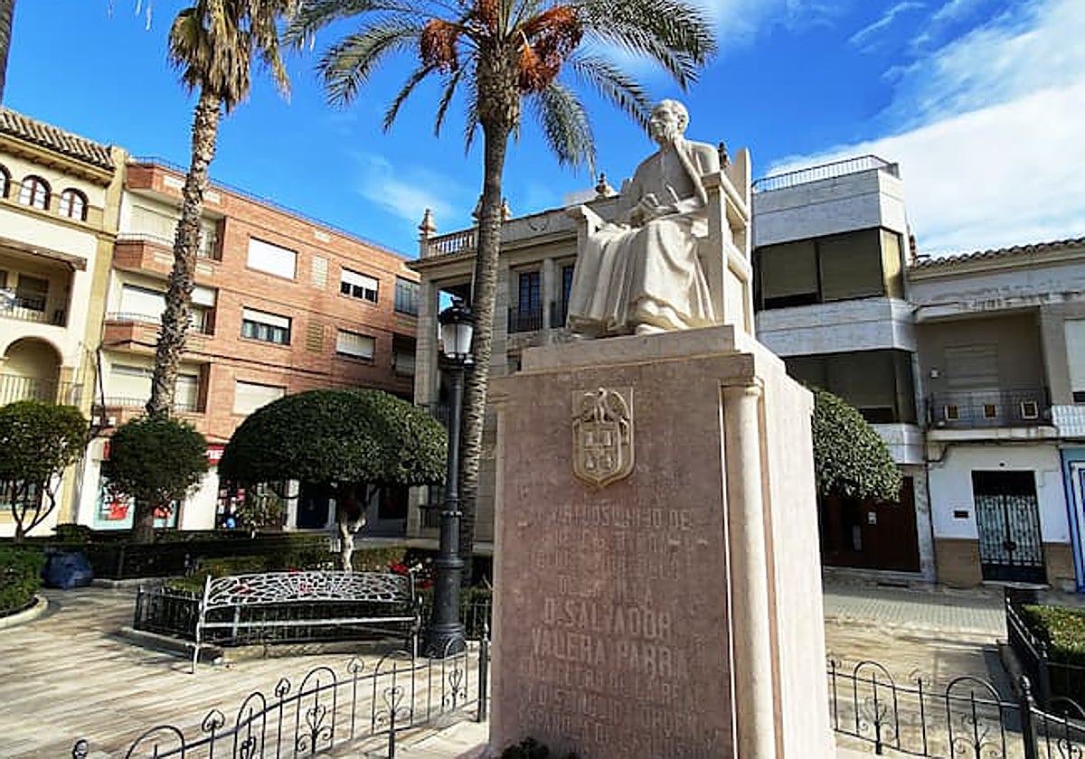 Monumento al Cura Valera en Huércal-Overa (Almería)