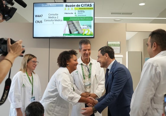 Juanma Moreno saluda a sanitarios durante la inauguración del nuevo consultorio en Almería