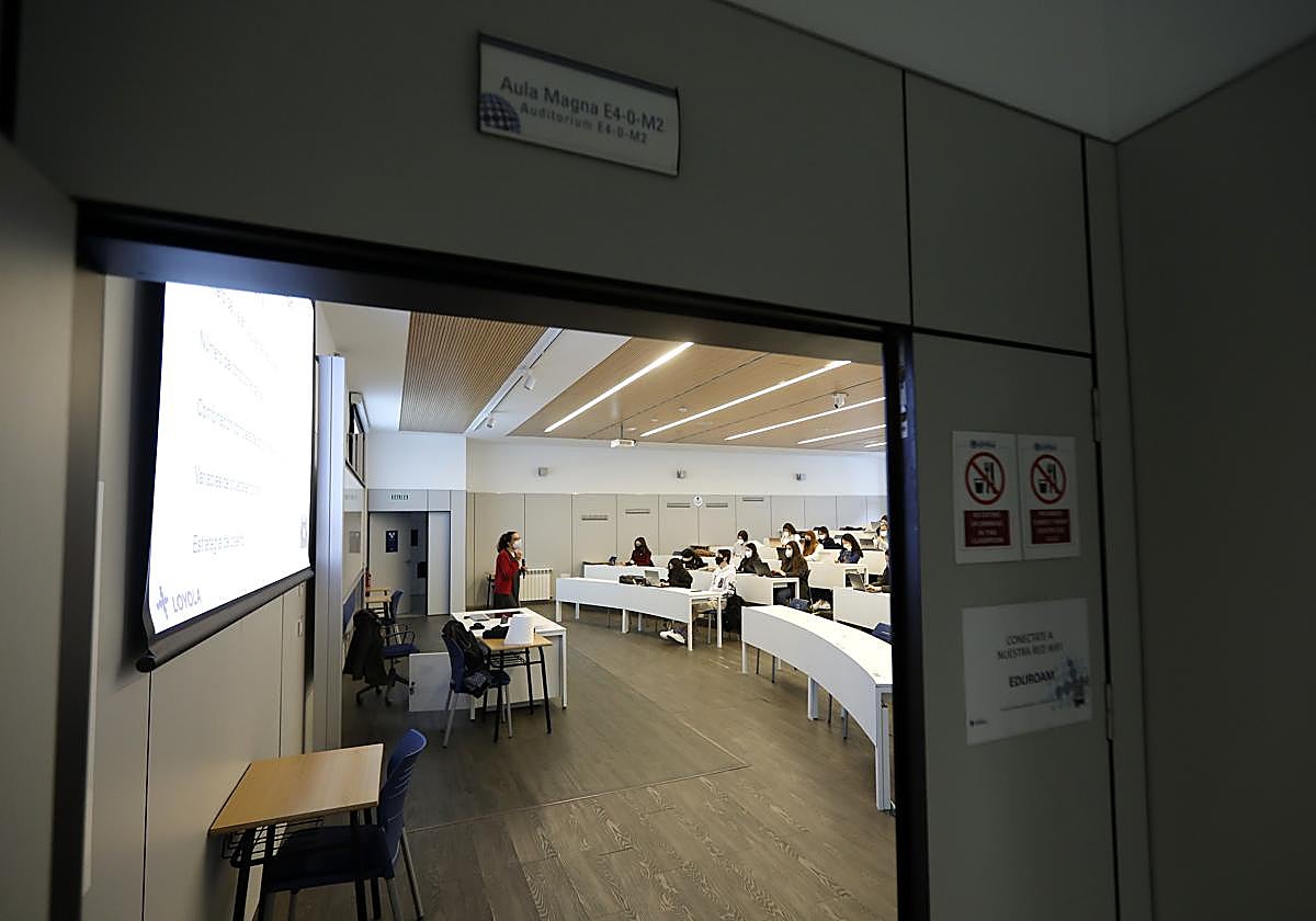 Un profesor de la UCO dando clase