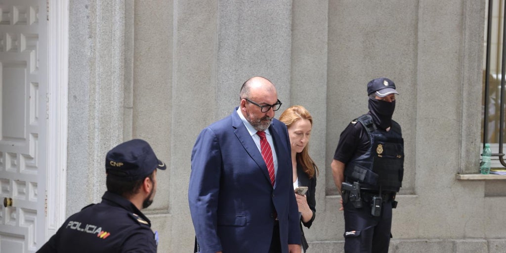 Koldo está cambiando la propiedad de varios inmuebles en una notaría de Madrid
