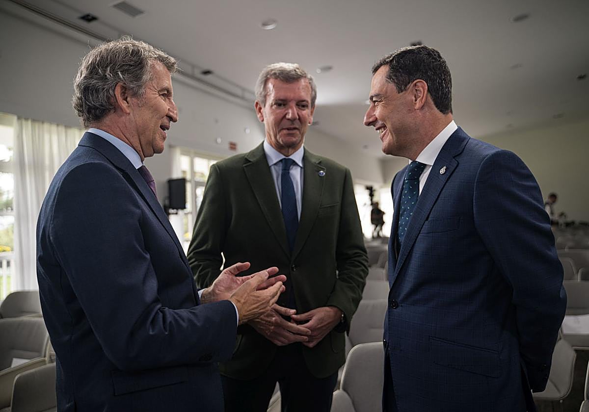 Alberto Núñez Feijóo junto a Juanma Moreno y Alfonso Rueda.