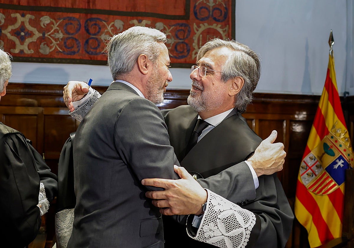 El presidente de Aragón, Jorge Azcón (i), felicita este lunes 6 de octubre al magistrado Juan José Carbonero Redondo tras tomar posesión como presidente del Tribunal Superior de Justicia de Aragón (TSJA)