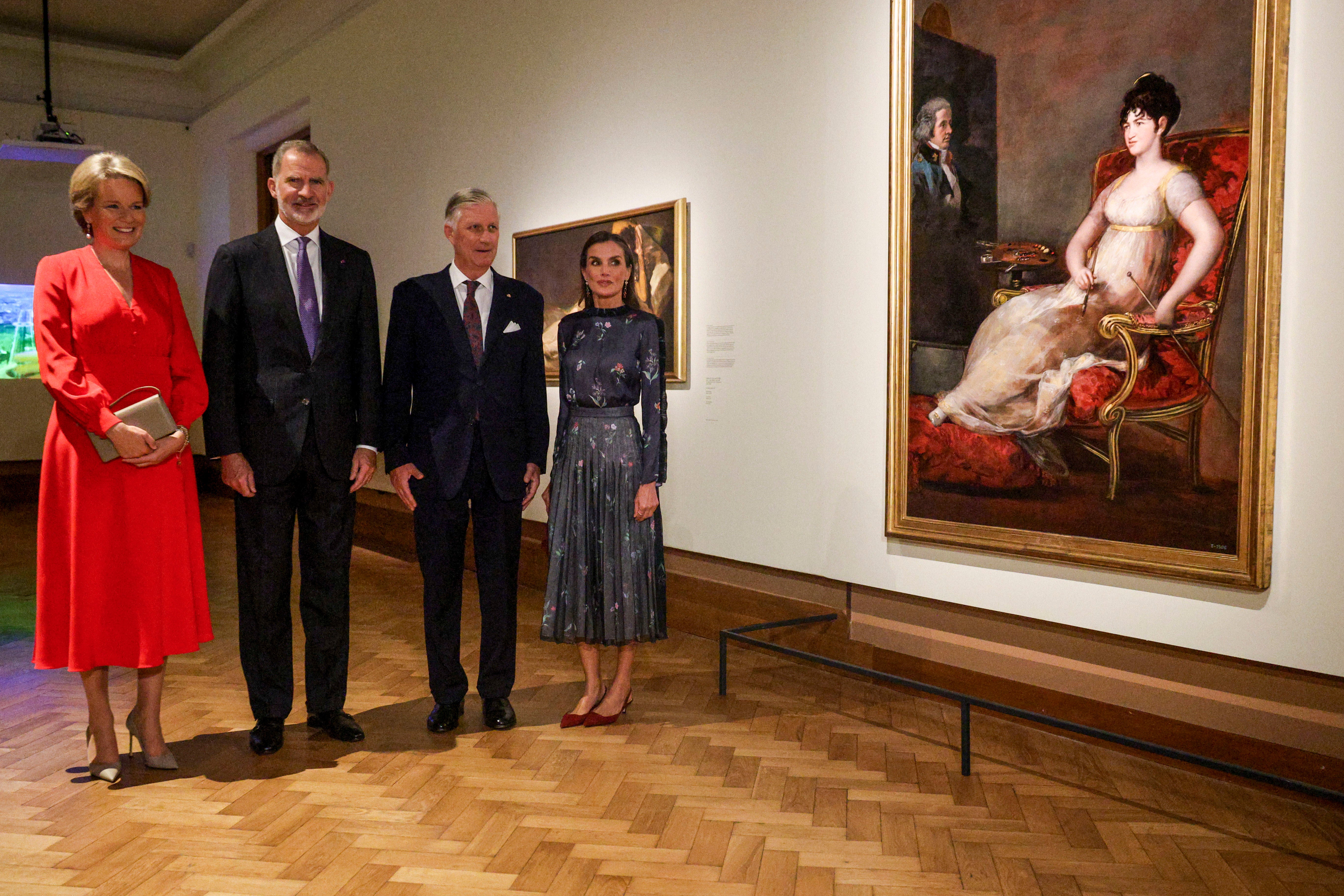 Los Reyes posan junto a la obra de Goya.