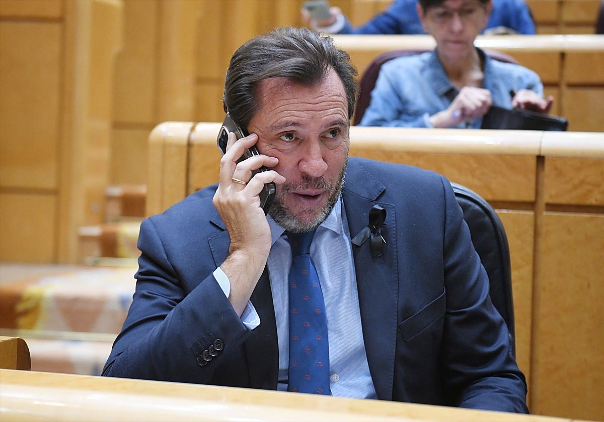 El ministro de Transportes y Movilidad Sostenible, Óscar Puente, durante una sesión de control al Gobierno, en el Senado, a 7 de octubre de 2025, en Madrid (España)