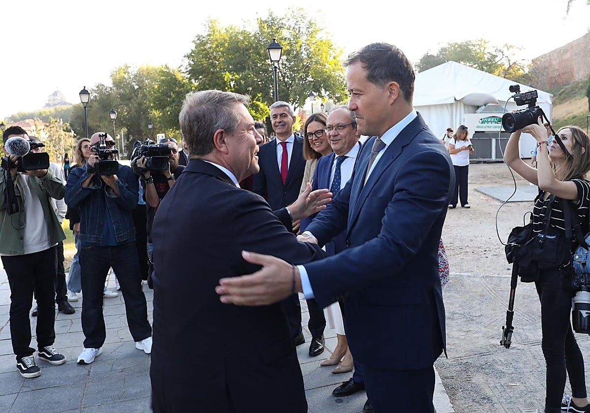 Emiliano García-Page saluda al alcalde, Carlos Velázquez, a su llegada a Farcama