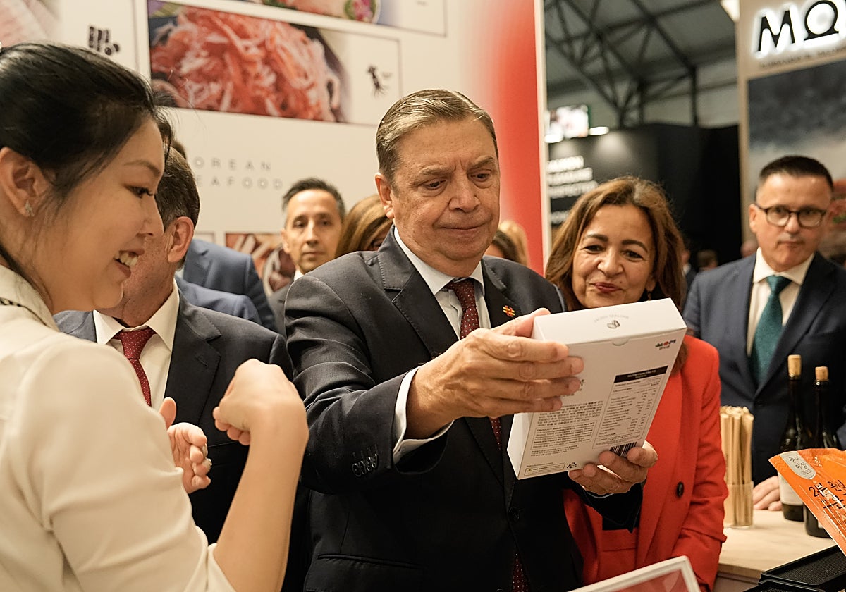 Luis Planas y Marta Villaverde en uno de los mostradores de la Feria de Conxemar en Vigo