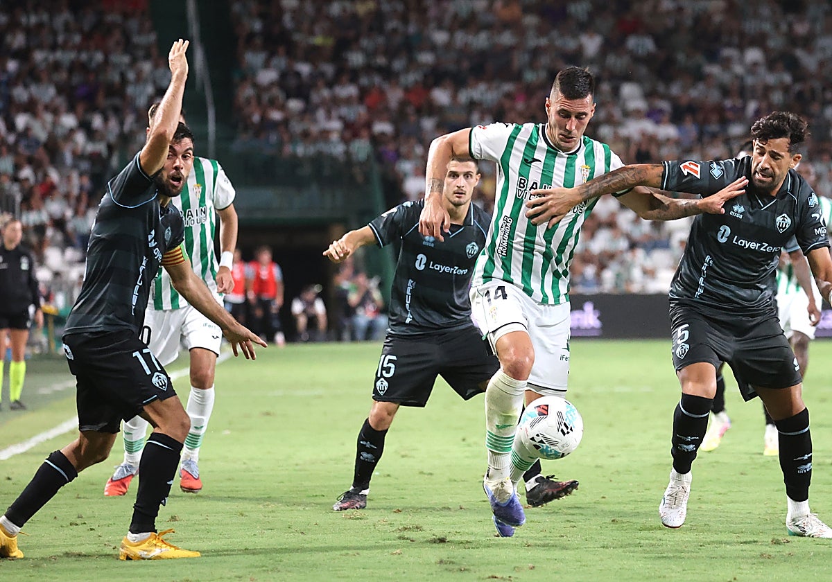 Sergi Guardiola lucha por un balón en el encuentro contra el Castellón