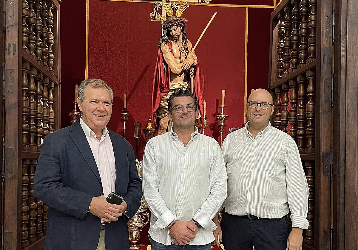 José Ángel Cervera, el representante de la banda y José Rodríguez Alarcón, ante el Señor de los Afligidos