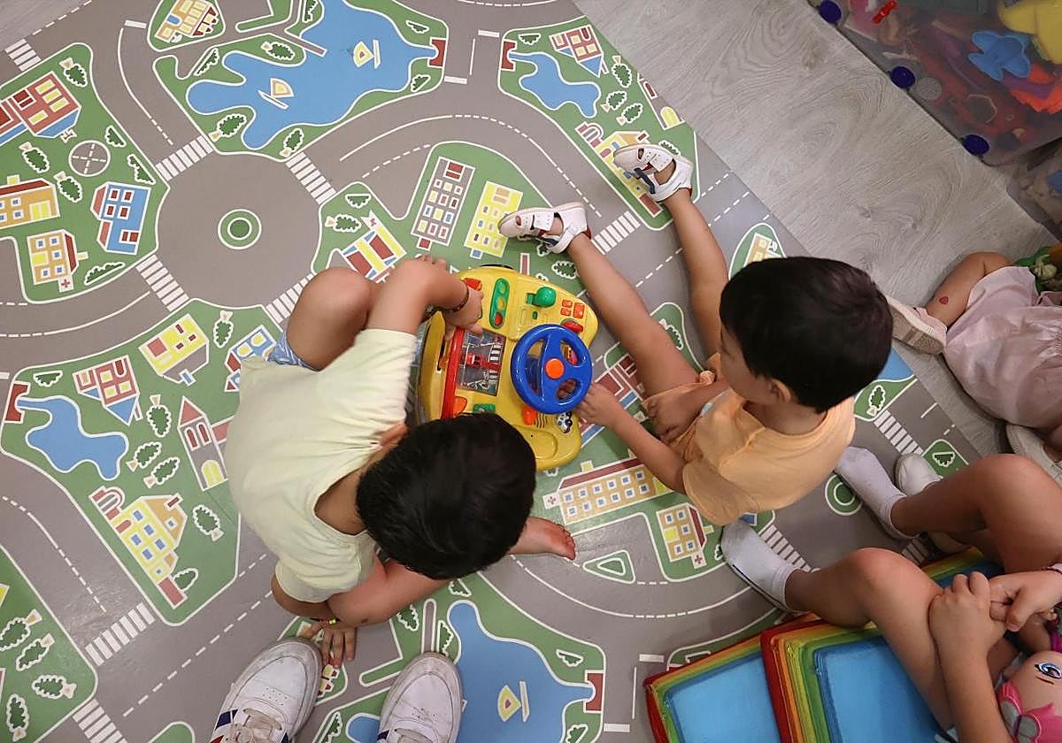 Imagen de archivo de dos niños en una guardería