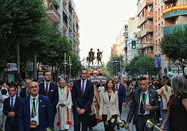 Graban al secretario general del PSOE de Jaén usando como taxi un coche de la Policía Local destinado a la seguridad de la Magna
