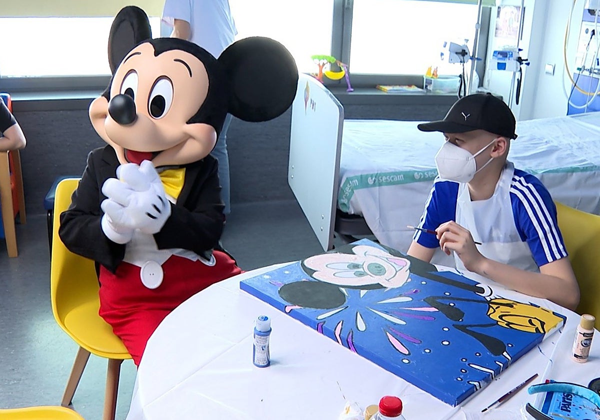 Mickey Mouse durante su visita al servicio pediátrico del Hospital General Universitario de Albacete