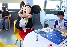 Mickey llena de magia la planta de Pediatría del Hospital de Albacete con José Alfaro,  embajador Disney, como anfitrión