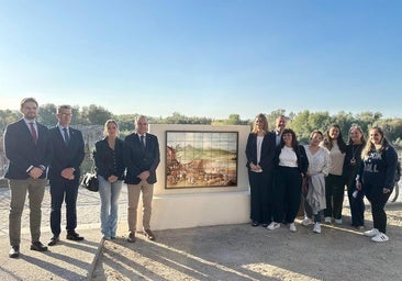 Un mural cerámico inspirado en un famoso cuadro del siglo XVI da la bienvenida en el Puente Viejo de Talavera