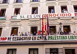 Almeida ordena retirar la pancarta de Más Madrid de apoyo a Palestina