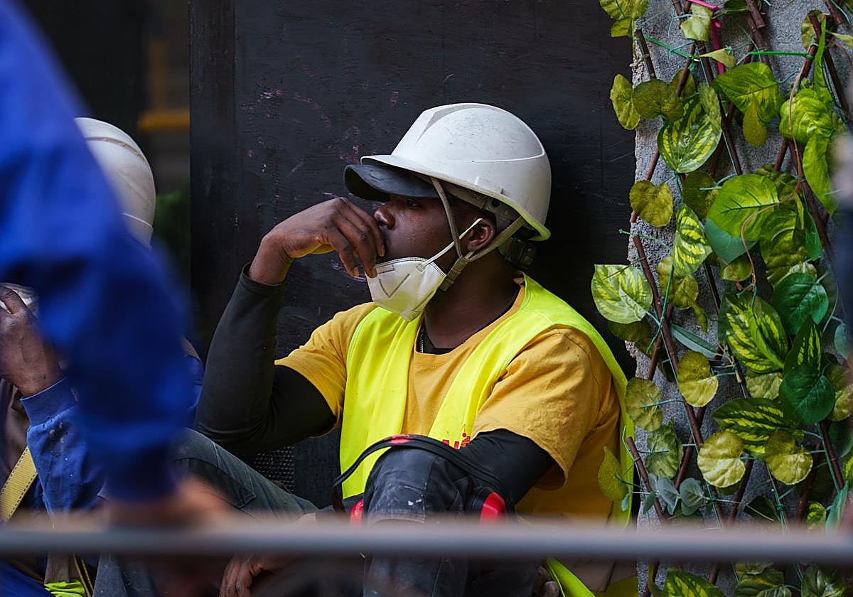 Un obrero en las inmediaciones donde se ha derrumbado un edificio en obras