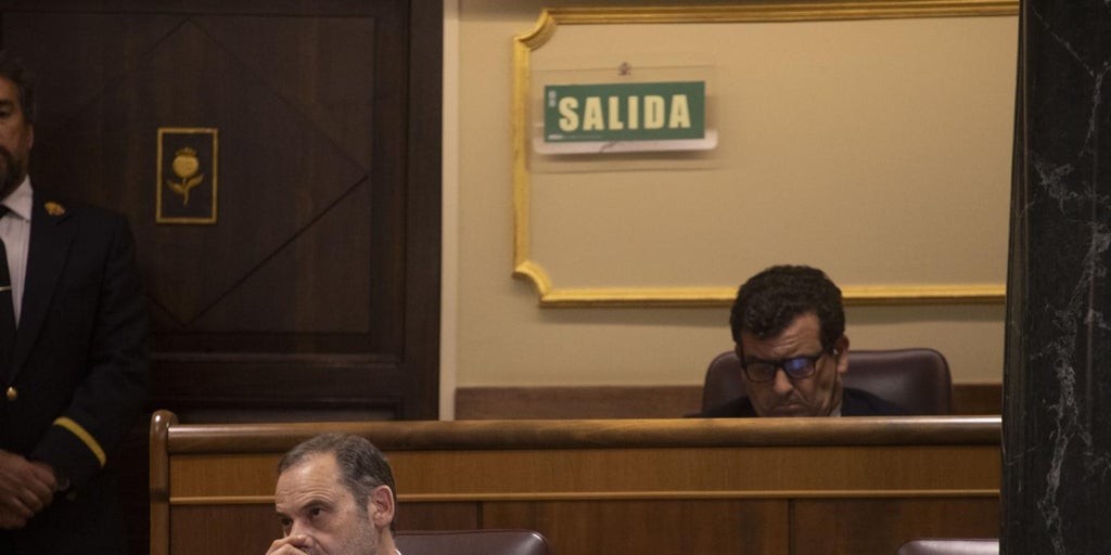 Ábalos medita renunciar ya a su escaño para evitar su cita en el Supremo por los sobres