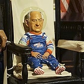 Una figura del muñeco diabólico Chucky con cara de Netanyahu llega al Museo de Cera de Madrid