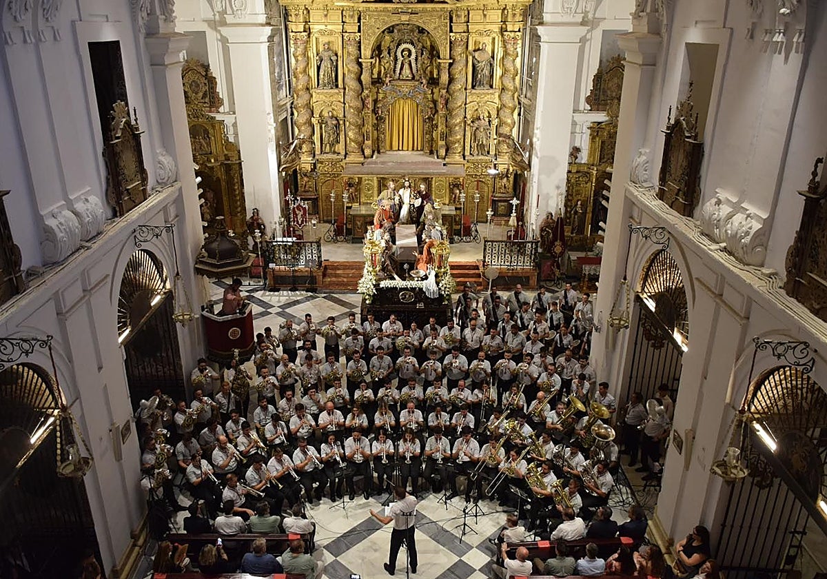 La banda de las Cigarreras, en la iglesia de los Terceros de Sevilla, ante el paso de la Cena