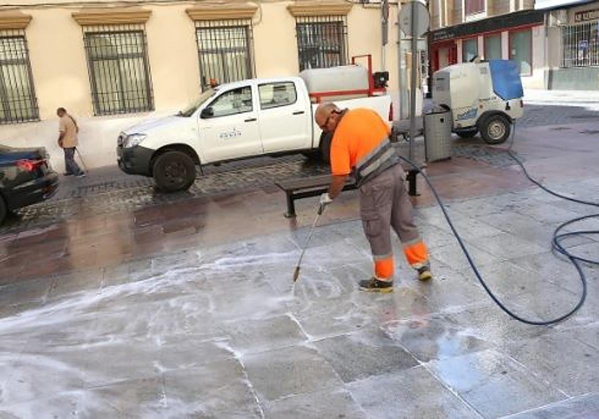 Un operario de limpieza viaria en Lucena