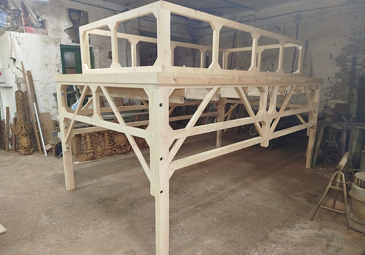 El paso del Cristo de la Confianza, en el taller de los hermanos Valverde