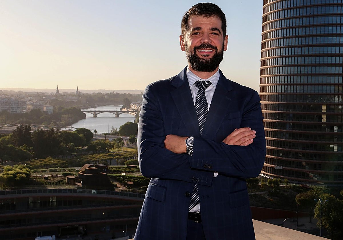 Joaquín Gallardo, director general de Patrimonio de la Junta de Andalucía, posa para ABC en la terraza de la sede de Torretriana en Sevilla