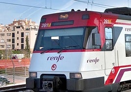 Muere un hombre de 51 años arrollado por un tren en Gandía al cruzar por un paso no autorizado