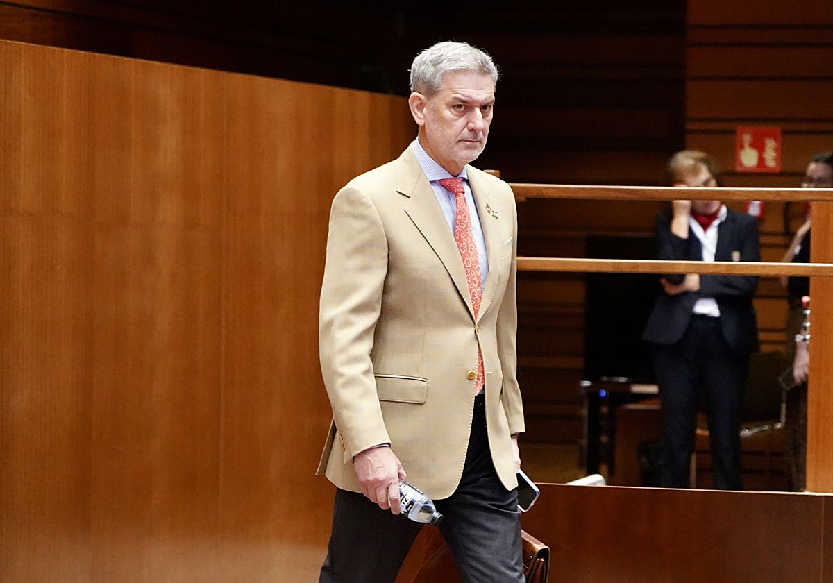 El procurador socialista José Luis Vázquez, este miércoles en el pleno de las Cortes