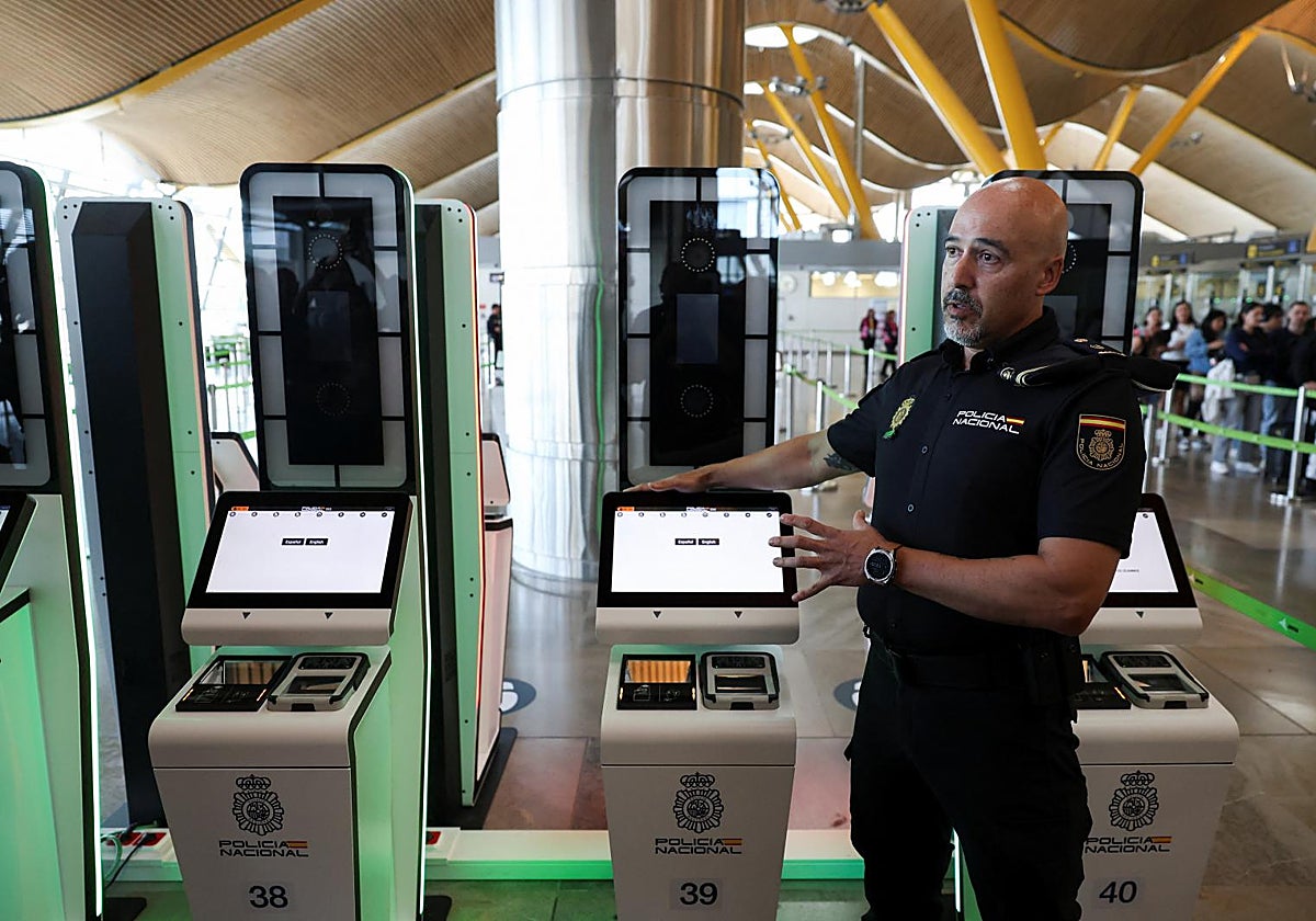 El inspector jefe de la Policía Nacional, Juan Manuel del Valle, presenta el nuevo sistema de Entradas y Salidas de la UE