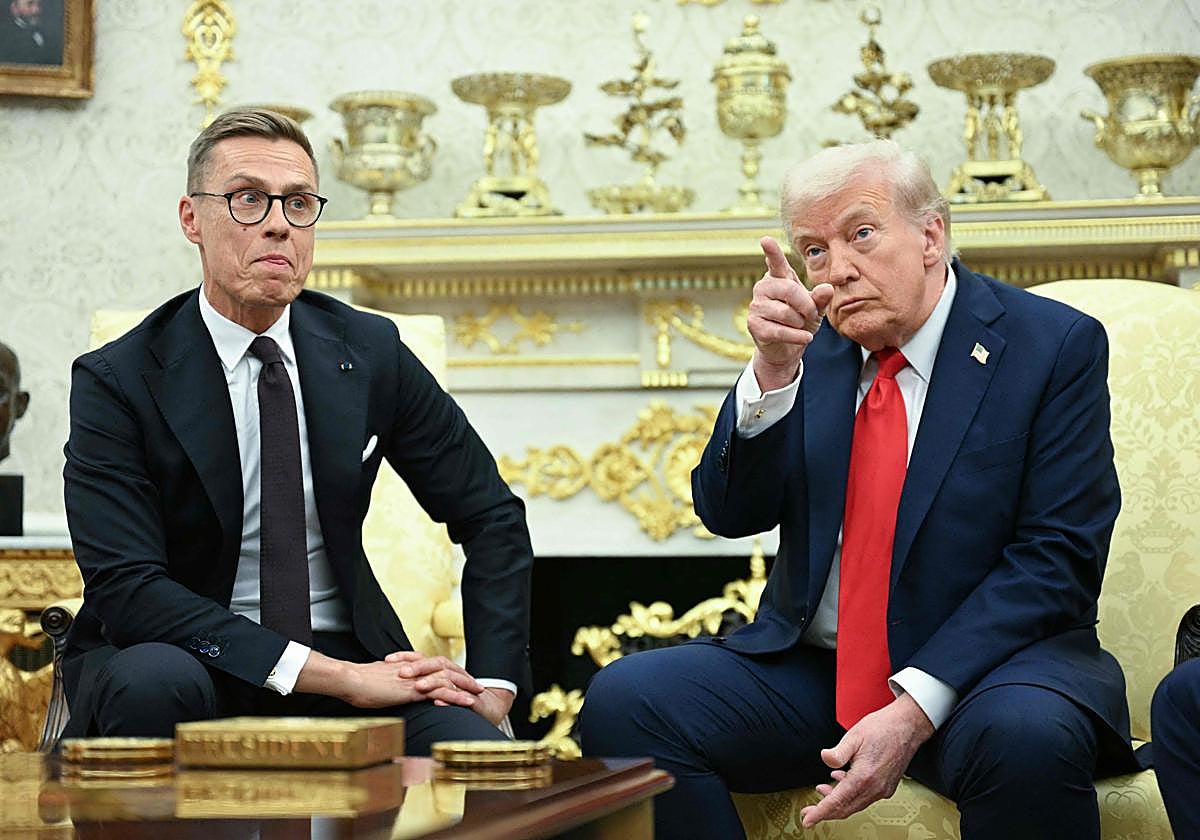 El presidente de Finlandia, Alexander Stubb, junto a su homólogo estadounidense, Donald Trump
