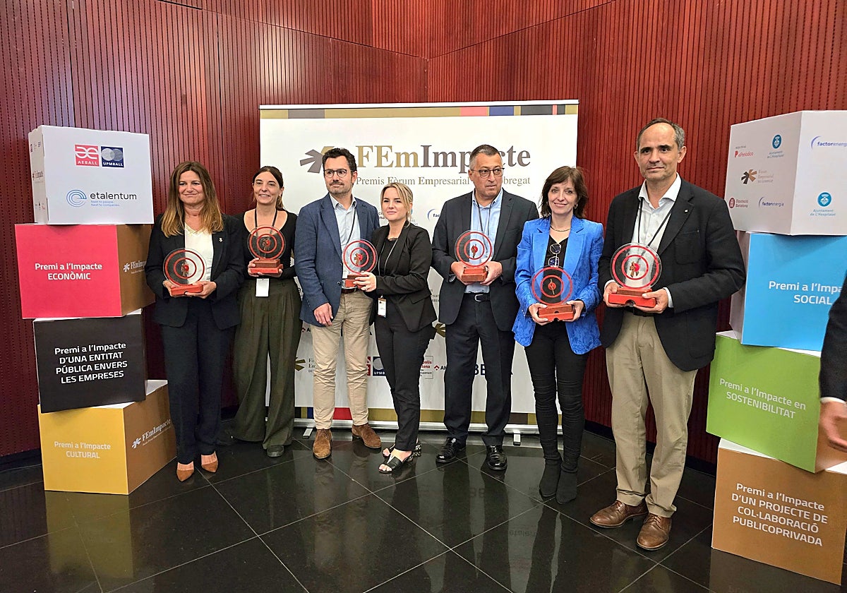 Representantes de las empresas e instituciones galardonadas posan con la obra del artista Miquel Aparici