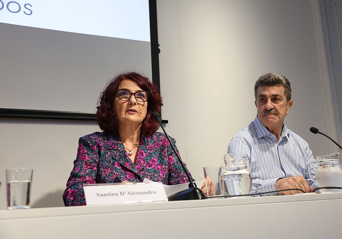 Santina y Pippo, padres de Mario Biondo, durante la rueda de prensa este jueves en Barcelona