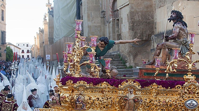 El ensayo de carrera oficial en el Vía Crucis Magno de Córdoba: las cofradías que llegan por la Ribera necesitan 20 minutos más