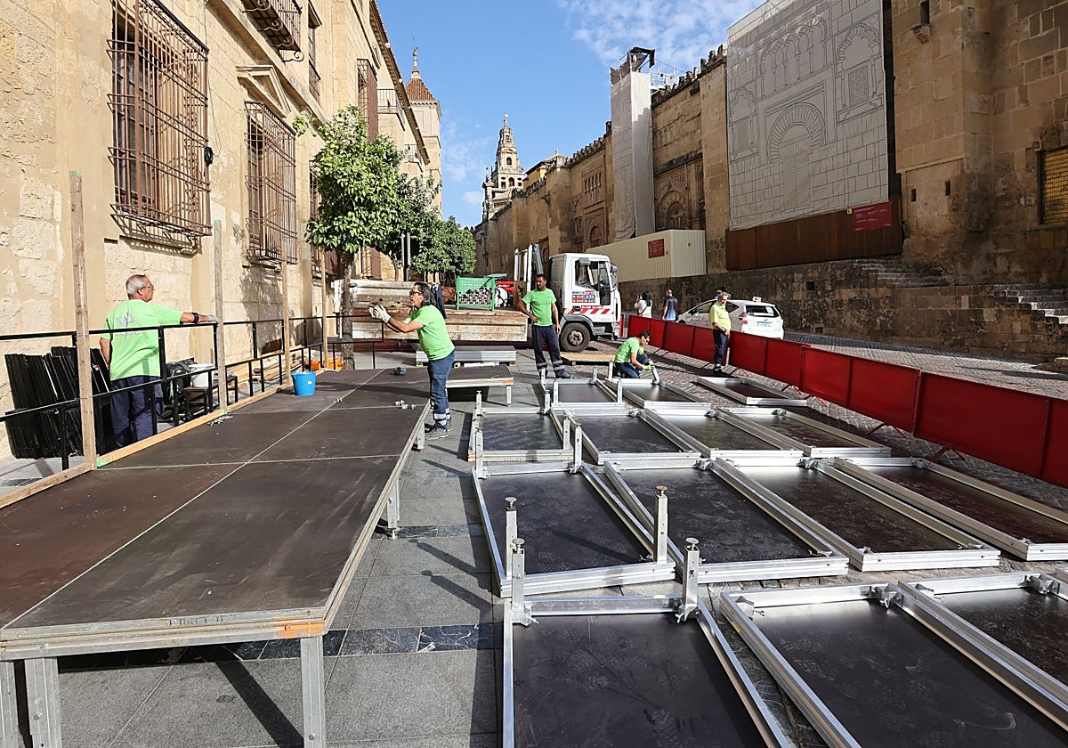 Montaje del altar en que estará el Cristo de San Álvaro en el Vía Crucis Magno