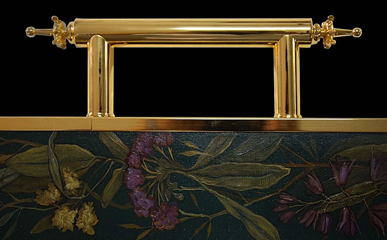 Imagen principal - En la fotografía superior, detalle de la nueva cruz de guía diseñada y realizada por Jesús Zurita. Debajo a la izquierda, el Cristo crucificado réplica del titular que lelva la cruz de guía. A la derecha, el nuevo sudario.