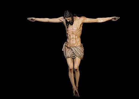 Imagen secundaria 1 - En la fotografía superior, detalle de la nueva cruz de guía diseñada y realizada por Jesús Zurita. Debajo a la izquierda, el Cristo crucificado réplica del titular que lelva la cruz de guía. A la derecha, el nuevo sudario.