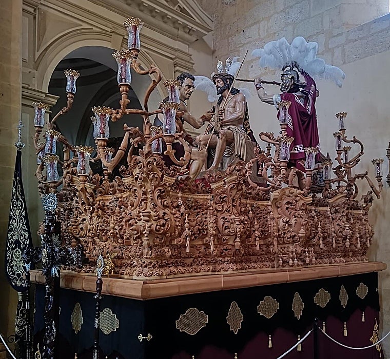 El misterior de Coronación de Fernán Núñez estrena la última fase de talla de la cansstilla y las coronas de las tulipas