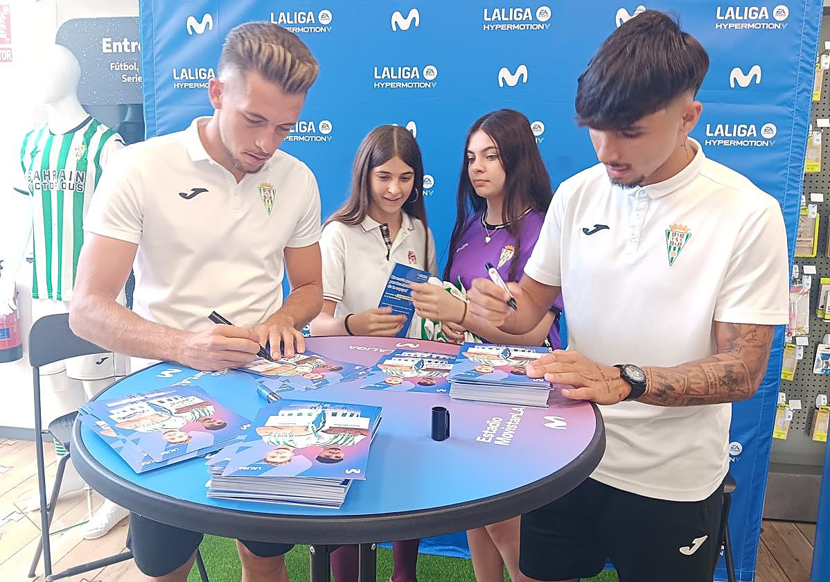 Un momento de la firma de autógrafos de Isma Ruiz y Kevin Medina