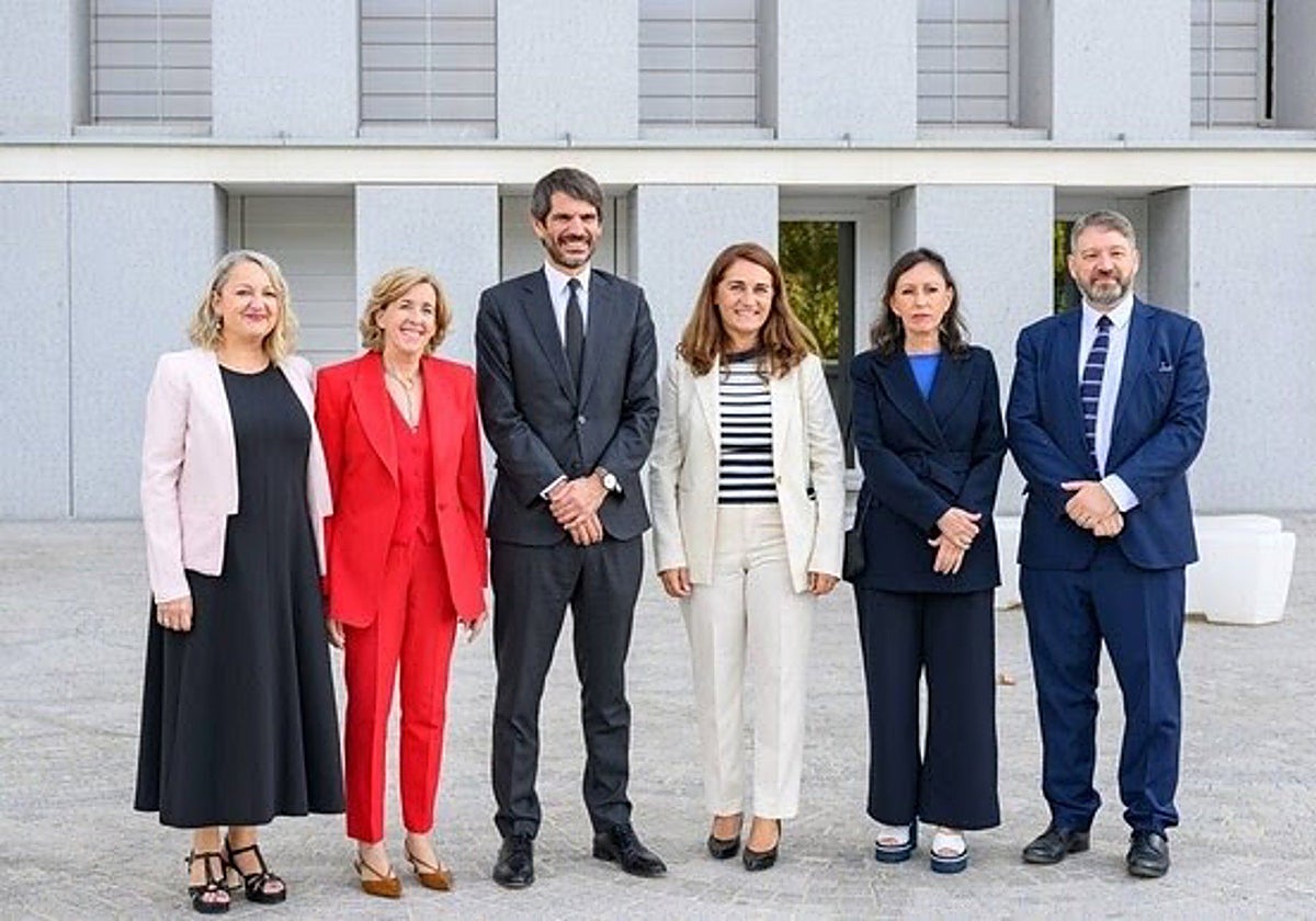 El ministro de Cultura, Ernest Urtasun, y la presidenta de Patrimonio Nacional, Ana de la Cueva, visitaron el depósito en la Galería de las Colecciones Reales acompañados por sus respectivos directores
