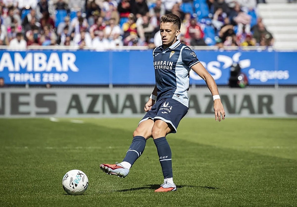 Isma  Ruiz realiza un pase a un compañero en el encuentro ante el Zaragoza